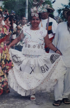 Nelcy con un vestido bordado y hecho de hamaca