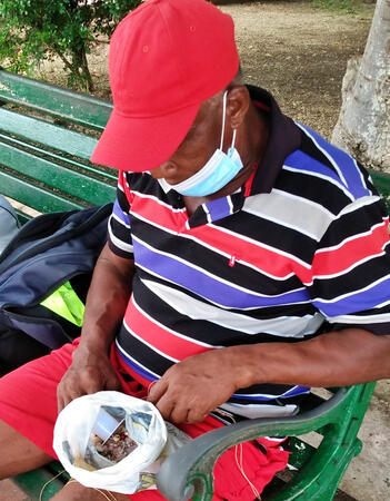 Jacinto Parra, artesano tolueño con más de 10 años en el oficio.