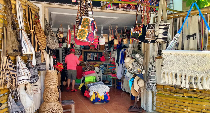 Tienda de artesanías en Morroa. Se venden hamacas, bolsos, cunas y más.