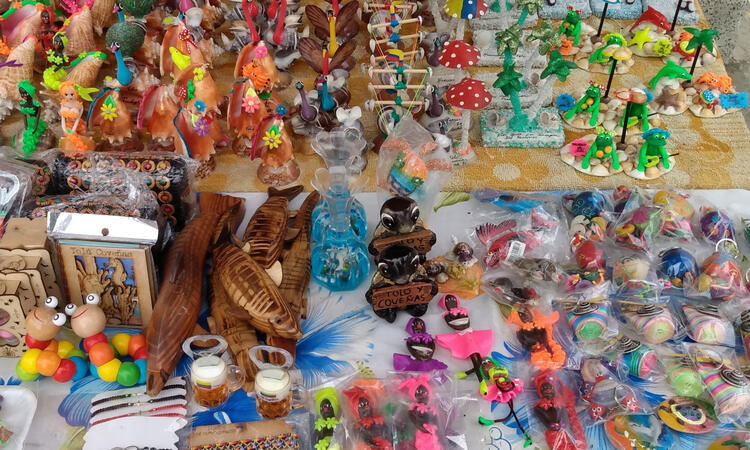 Artesanías típicas de Tolú, muñecas, lámparas, etc.