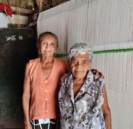 Licita/Isabel López y Elia Guzmán amigas unidas por el telar.