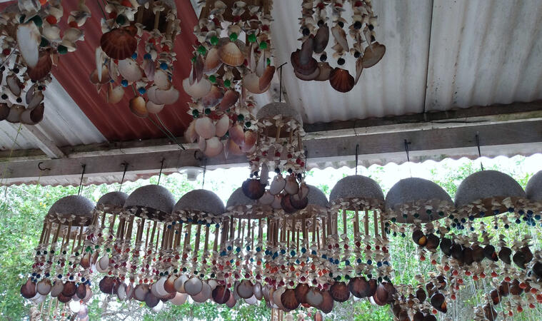 Móviles hechos con caracuchas.